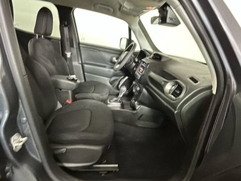 Used 2023 Jeep Renegade Latitude AWD/4WD image 30