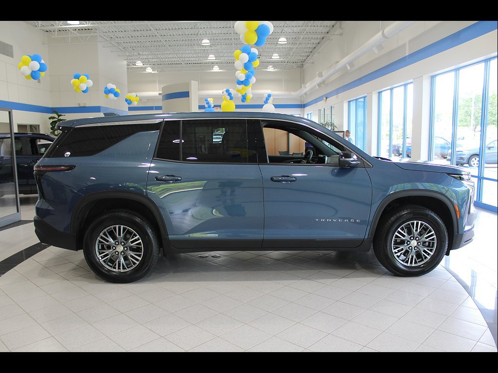 Used 2024 Chevrolet Traverse LS FWD image 4