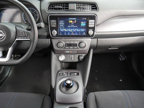 Used 2025 Nissan Leaf S image 18