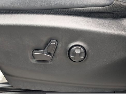 Used 2024 Chrysler Pacifica Select image 21