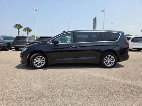 Used 2023 Chrysler Voyager LX FWD image 4