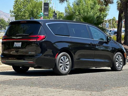 Used 2024 Chrysler Pacifica Limited FWD image 3