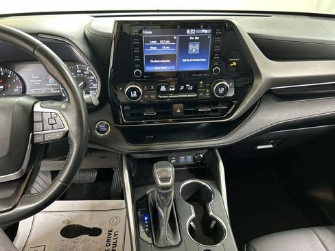 Used 2022 Toyota Highlander XLE AWD/4WD image 18