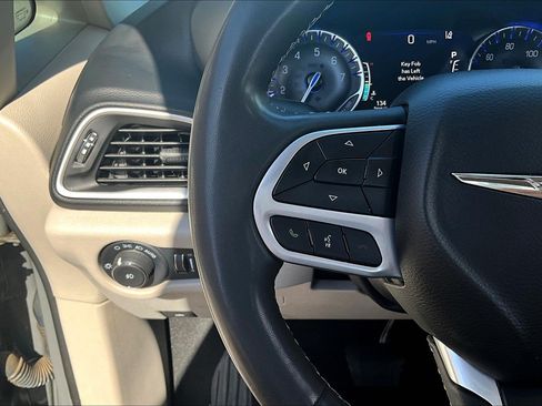 Used 2022 Chrysler Pacifica Touring-L FWD image 11