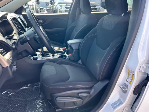 Used 2016 Jeep Cherokee Latitude w/ Cold Weather Group AWD/4WD image 9