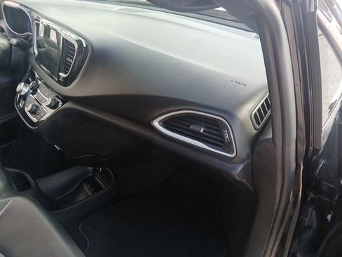 Used 2025 Chrysler Pacifica Select image 25