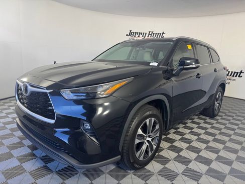 Used 2022 Toyota Highlander XLE FWD image 1