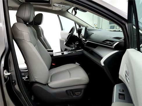 Used 2025 Toyota Sienna XLE w/ XLE Plus Package image 17