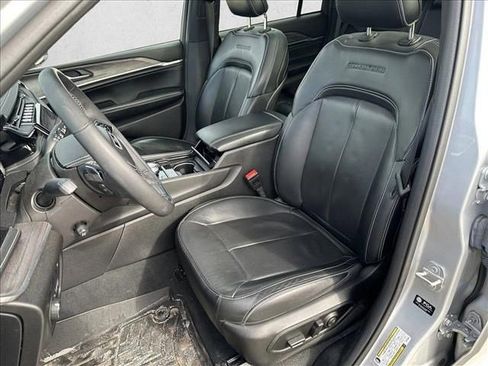 Used 2022 Jeep Grand Cherokee Overland AWD/4WD image 12