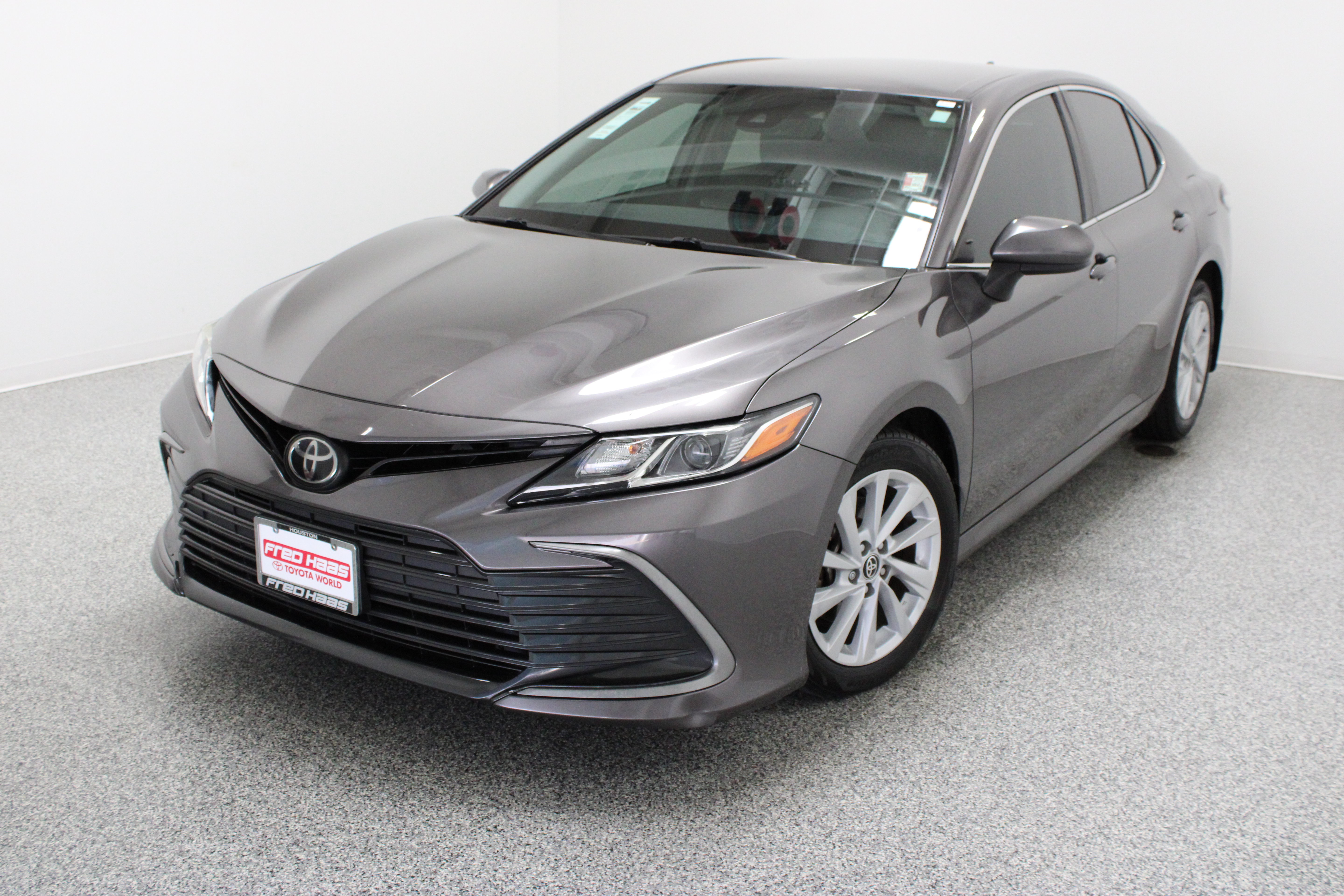Used 2022 Toyota Camry LE FWD image 2