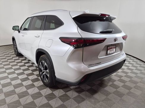 Used 2025 Toyota Highlander XLE AWD/4WD image 5