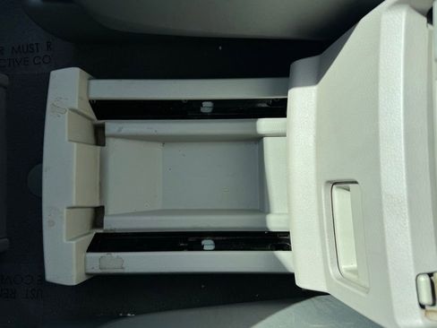 Used 2010 Volkswagen Routan SEL FWD image 24