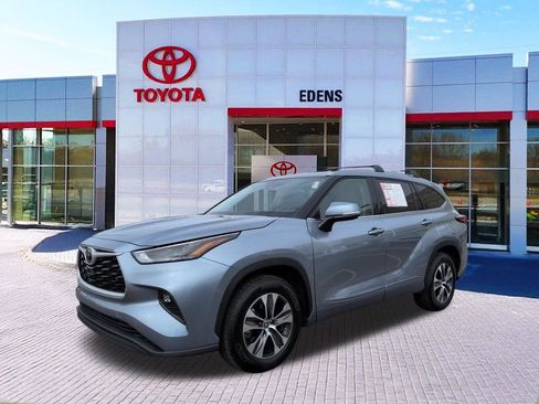 Used 2022 Toyota Highlander XLE image 7