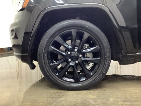 Used 2021 Jeep Grand Cherokee Laredo X AWD/4WD image 25
