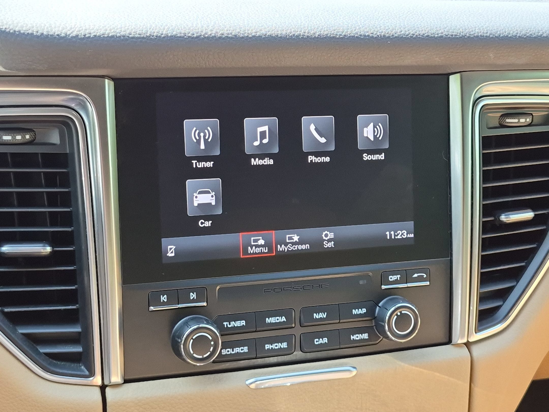 Certified 2018 Porsche Macan AWD/4WD image 14