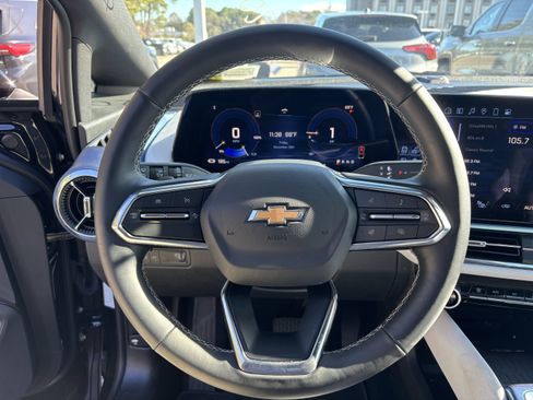 Used 2025 Chevrolet Equinox EV LT image 11