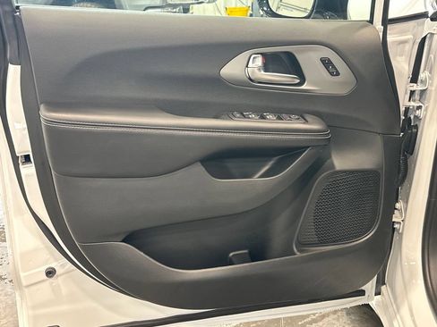 New 2027 Chrysler Pacifica Select AWD/4WD image 13