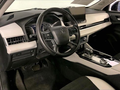 Used 2025 Mitsubishi Outlander SE image 14