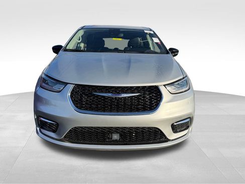 Used 2024 Chrysler Pacifica Touring-L image 3