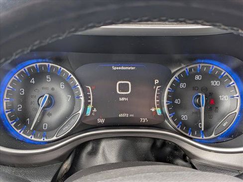 Used 2021 Chrysler Pacifica Touring-L w/ Uconnect Theater Family Group FWD image 8