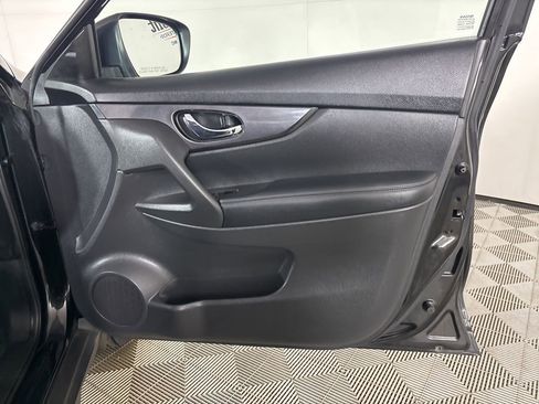 Used 2018 Nissan Rogue SV w/ Premium Package image 28