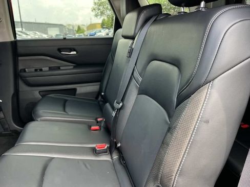 Used 2024 Nissan Pathfinder SL FWD image 25