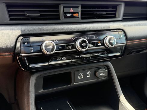 Used 2025 Honda Pilot TrailSport image 25