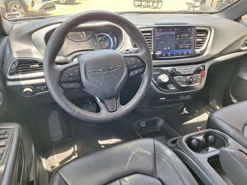 Used 2024 Chrysler Pacifica Limited FWD image 12
