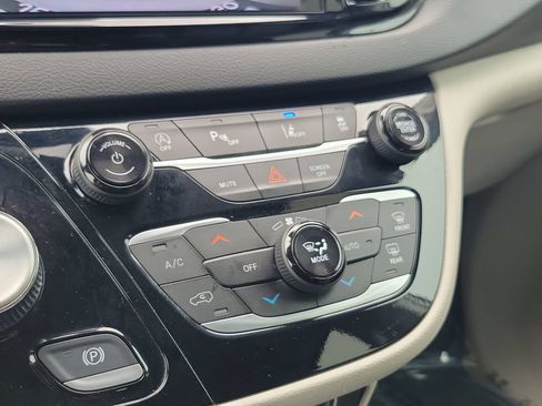 Certified 2024 Chrysler Pacifica Touring-L FWD image 29