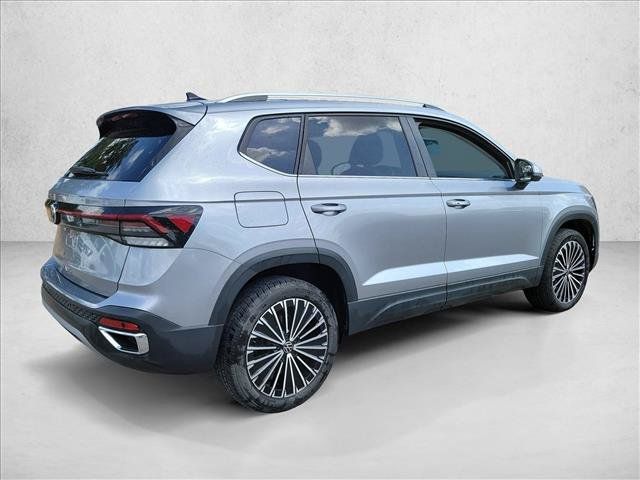 Used 2025 Volkswagen Taos SE FWD image 5