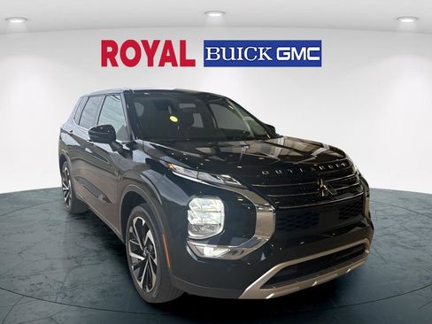 Used 2022 Mitsubishi Outlander SE image 3