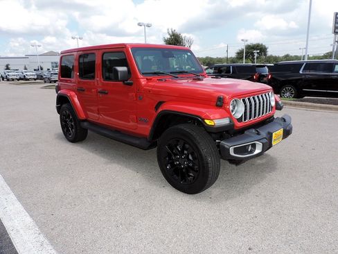 Used 2025 Jeep Wrangler Unlimited Sahara AWD/4WD image 3