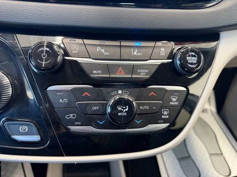 Used 2024 Chrysler Pacifica Touring-L image 23