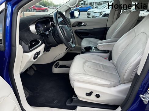 Used 2021 Chrysler Pacifica Touring-L w/ Uconnect Theater Family Group image 9