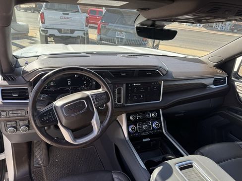 Used 2023 GMC Yukon XL Denali w/ Advanced Technology Package image 3