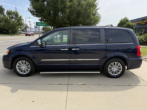 Used 2015 Chrysler Town & Country Touring-L w/ Driver Convenience Group FWD image 8
