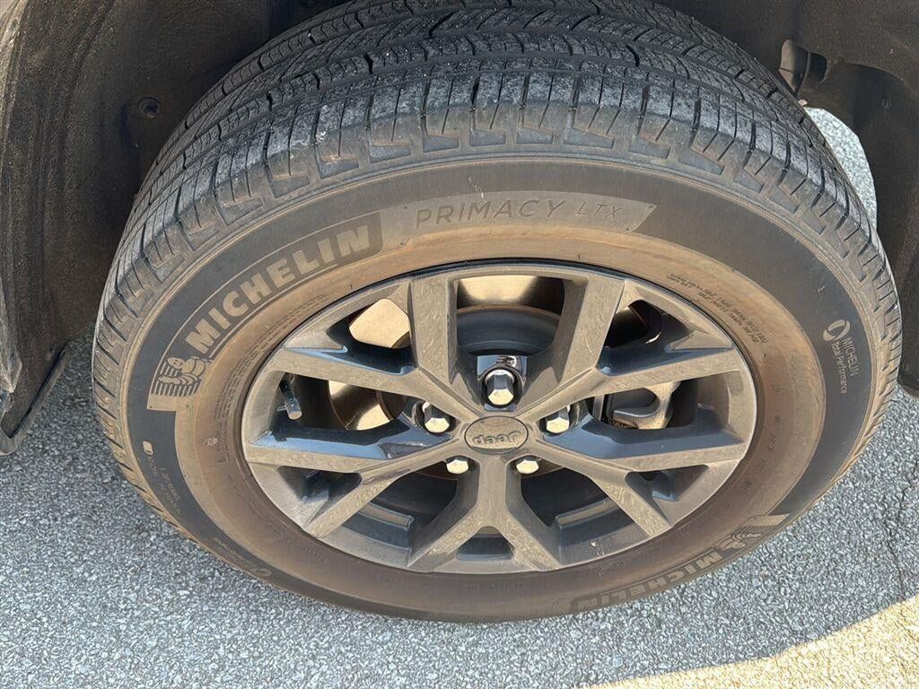 Used 2024 Jeep Grand Cherokee L Laredo AWD/4WD image 12