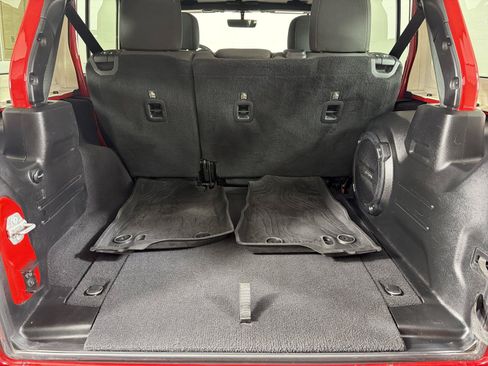 Used 2018 Jeep Wrangler Unlimited Sahara AWD/4WD image 17