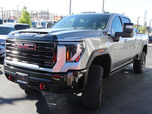 Used 2024 GMC Sierra 2500 AT4X image 3