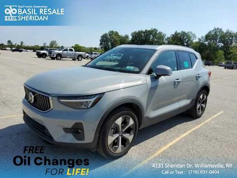 Used 2025 Volvo XC40 B5 Plus AWD/4WD image 1