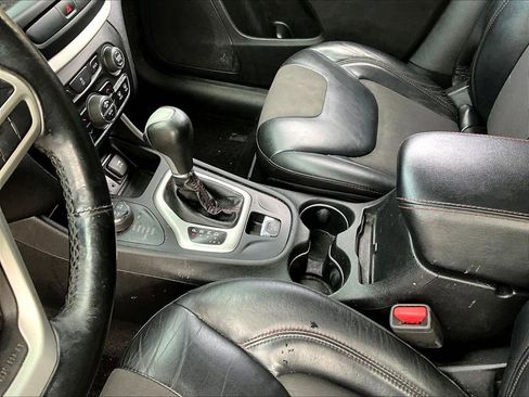 Used 2017 Jeep Cherokee Trailhawk w/ Comfort/Convenience Group image 14