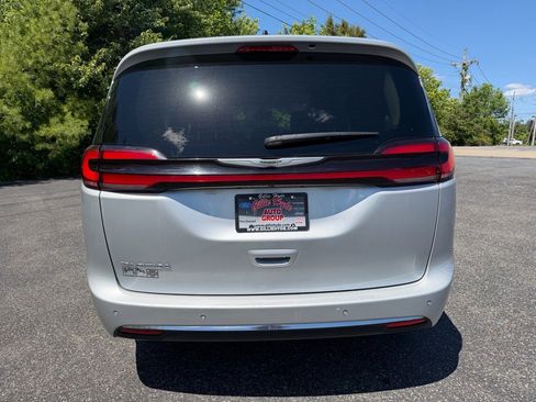Used 2024 Chrysler Pacifica Touring-L FWD image 11