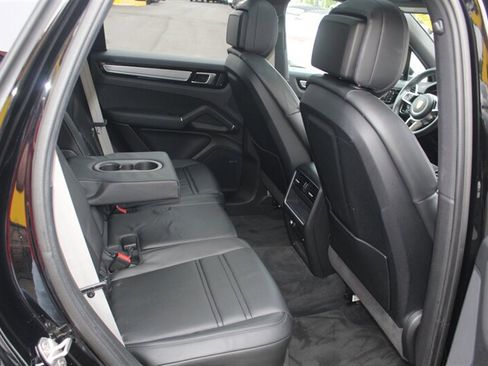 Used 2022 Porsche Cayenne Platinum Edition AWD/4WD image 18