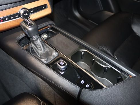 Used 2022 Volvo XC90 T6 Momentum w/ Advanced Package image 37