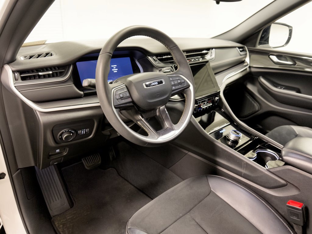 Used 2023 Jeep Grand Cherokee Altitude AWD/4WD image 4