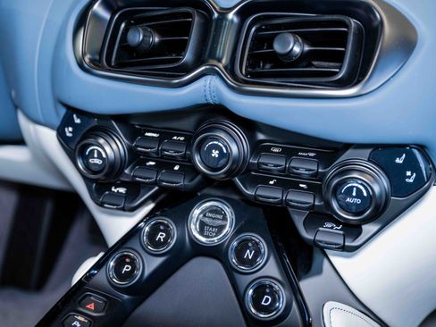 Used 2023 Aston Martin V8 Vantage Coupe RWD image 24