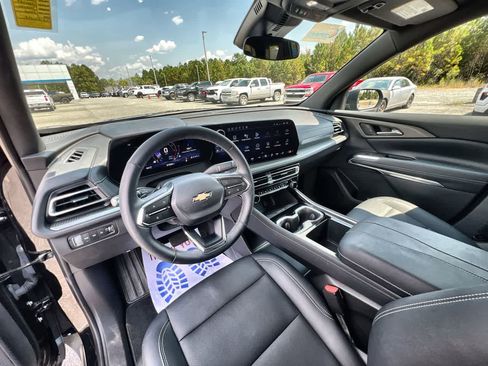 Used 2025 Chevrolet Traverse LT image 10