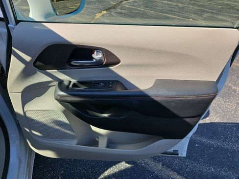 Used 2018 Chrysler Pacifica Touring Plus w/ Tire & Wheel Group FWD image 14