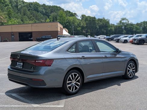 Used 2025 Volkswagen Jetta SE w/ Sunroof Package FWD image 9