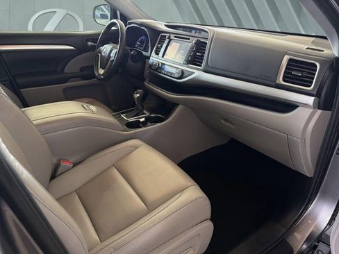 Used 2019 Toyota Highlander XLE FWD image 26